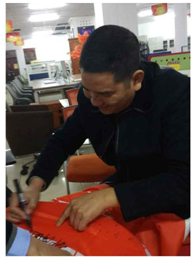 秋葵视频官网阮总在旗帜上签字