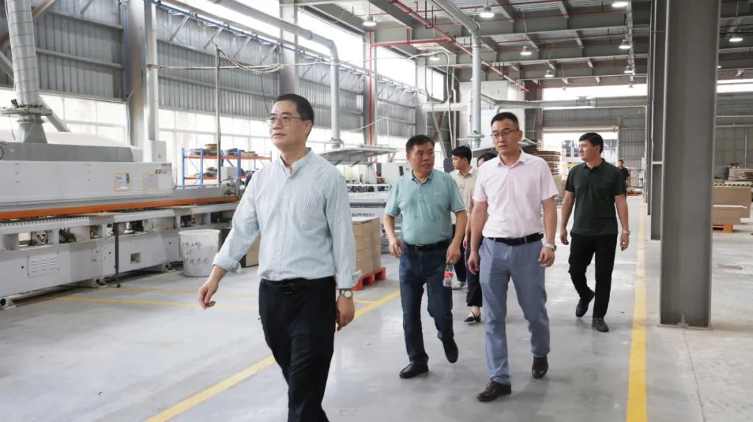 在睦洲工业园生产车间内，王克会长近距离感受现代化的生产管理体系