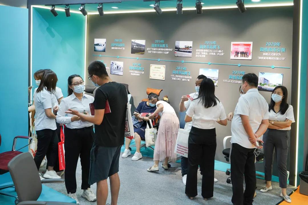 图丨展位现场，目之所及皆是前来咨询的客商，人气指数爆棚