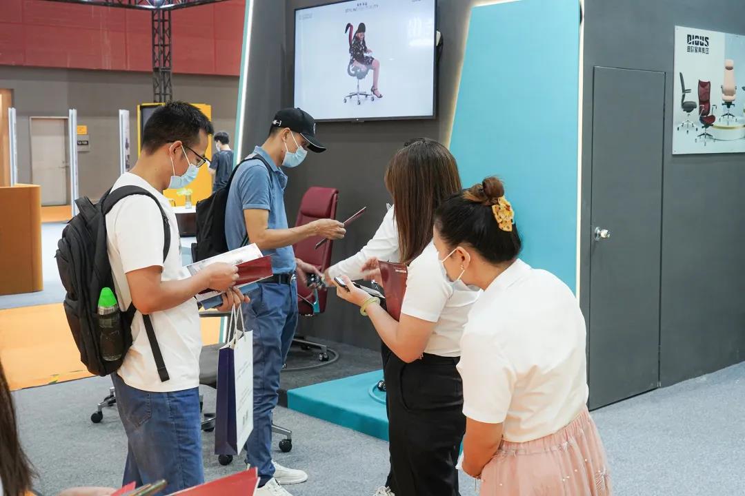 图丨展位现场，目之所及皆是前来咨询的客商，人气指数爆棚